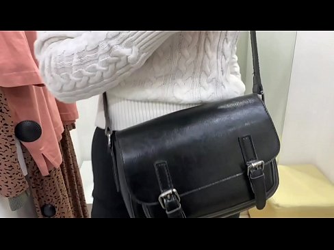 ❤️ الاستمناء العلني للعاهرة الصغيرة FeralBerry مع دسار في غرفة القياس الفاسقات. عند٪ ar.japangaysex.ru٪